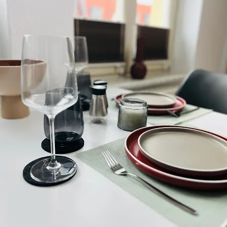 Stadtfeldnest - Boxspringbett - Waschmaschine - 55 Zoll Smart-tv - Netflix Inklusive - Arbeitsplatz *