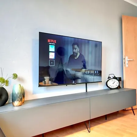 Stadtfeldnest - Boxspringbett - Waschmaschine - 55 Zoll Smart-tv - Netflix Inklusive - Arbeitsplatz