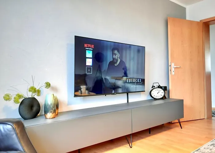 Stadtfeldnest - Boxspringbett - Waschmaschine - 55 Zoll Smart-tv - Smart-tv - Arbeitsplatz